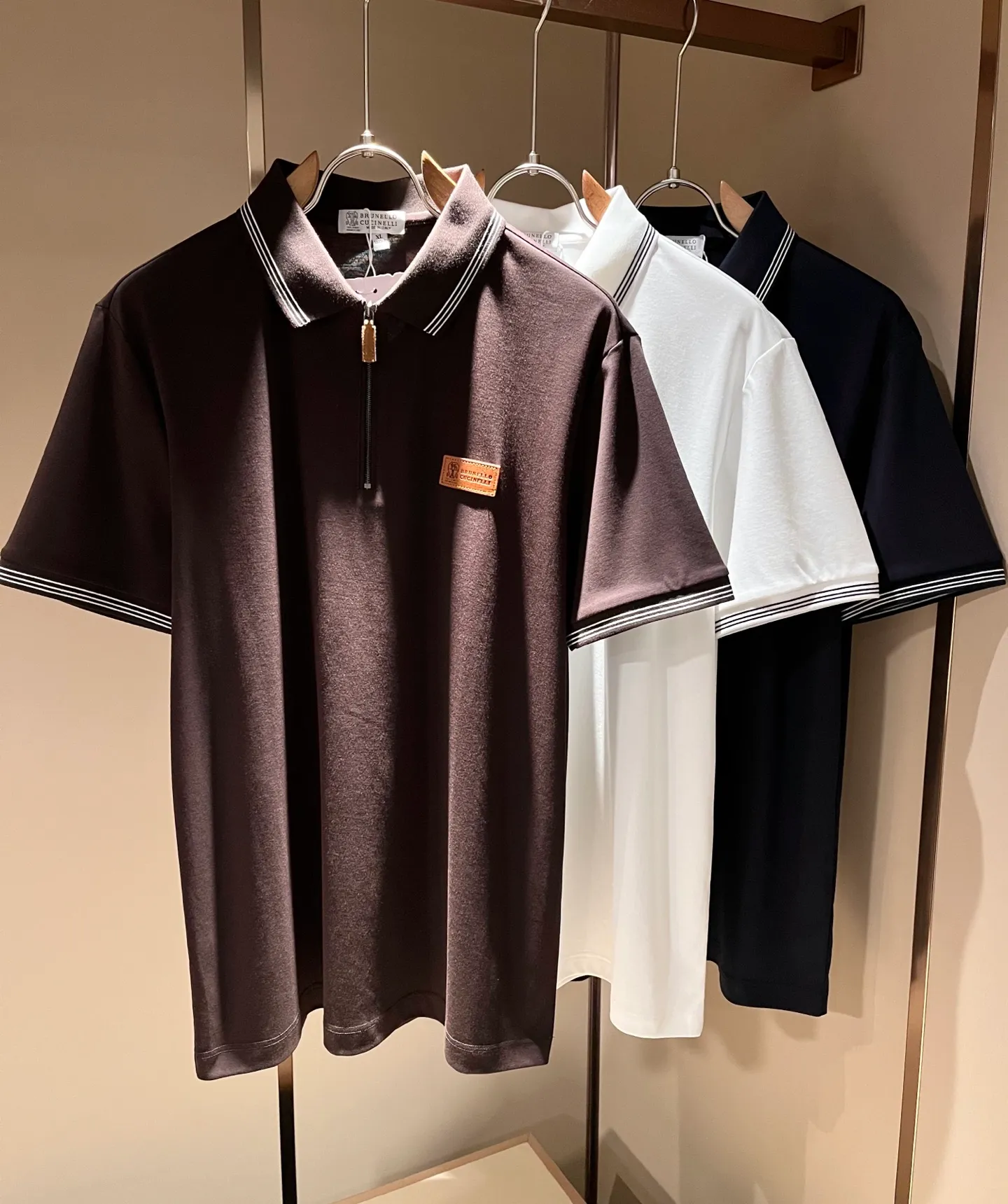 BC-Brunello Cucineli 2026 Spring and Summer New Arrival men's short-sleeved Polo shirt, a fashionable Versatile item loved by many celebrities! The LOGO leather on the chest is super nice. Friends who like Classic simplicity must not miss this one! The calm and elegant brand style has always been favored by the upper class! It is also the best choice for fashion items! The upper body is so handsome, highly recommended! ! ! The biggest attraction of this short-sleeved shirt is not only its own brand added value, but also the fact that this short-sleeved shirt is very cost-effective in terms of color matching and material! Customized original exclusive mesh cotton material design! Environmentally friendly washing, customized fabrics, and pre-shrinking treatment ensure a crisp fit. The combed cotton fabric feels super soft and smooth and absorbs sweat! It does not deform after washing, feels comfortable and smooth, and the upper body is soft and comfortable. The classic fashionable lapel design is simple but not complicated, and it is very attractive! Sizes:M-4XL